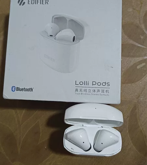 漫步者耳机，耳机电池不是很好，只能听一个小...
