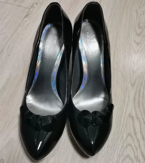 全新仟代喜品牌细高跟亮皮单鞋。跟高约7CM...