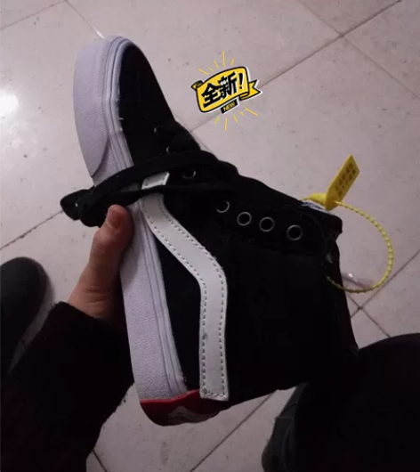 VANS帆布鞋 朋友送的，不是很喜欢高帮鞋...