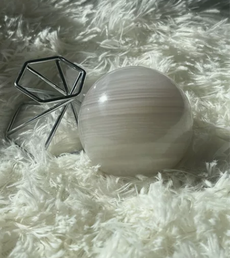 天然淡紫色丝绸萤石球 尺寸:65mm送底座...