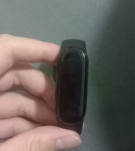 小米手环5，轻微划痕，表带断了，不包邮，同...