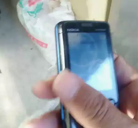 诺基亚5610。电池耐用，滑板轻盈，按键灵...