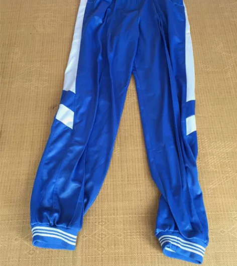 出售浅蓝色滑料校服 欢迎购买，尺码齐全。惠...