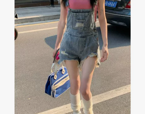 设计感破洞背带牛仔裤女装夏季新款高腰超短裤...
