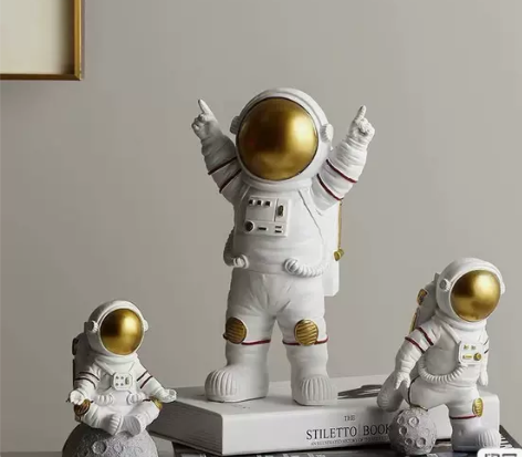 店铺倒闭，宇航员摆件一套3个9.9元亏本包...