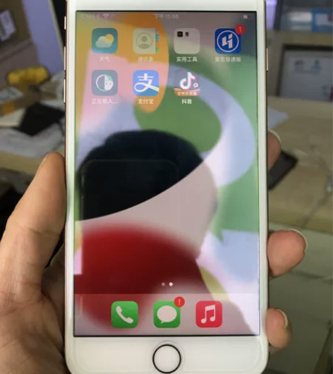 苹果8plus,64内存,外观除了喇叭位置...