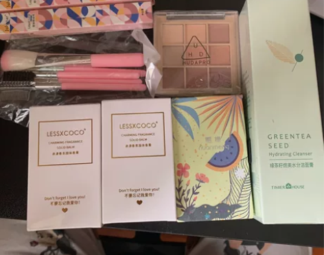 洗面奶，眼影盘，眼线笔，香水固体香膏，都是...