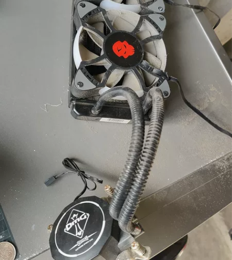 CPU水冷风扇正常使用了两年今天（12月1...