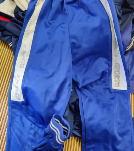 金光绒滑料校服。165码。6成新。 感兴趣...