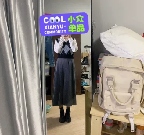 灰色百褶裙，长度正好，版型有点a字裙，所以...