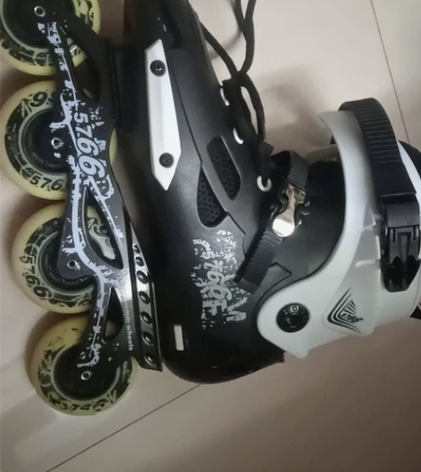 5766溜冰鞋4O码一对，买回只穿了一两次...