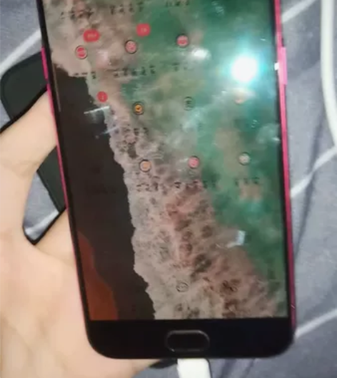 oppor11手机4+64的屏幕上面有点裂...