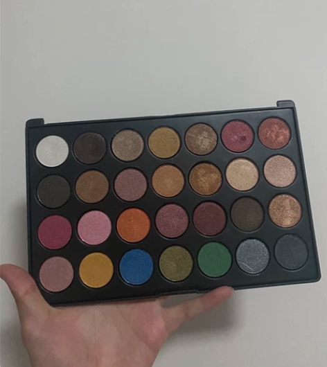 眼影盘28色 还有出一些化妆用品 睫毛膏1...