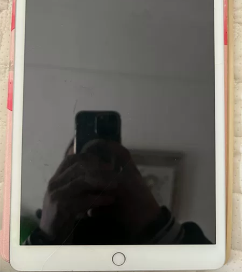 ipad7代2019款，银灰色32g，屏幕...