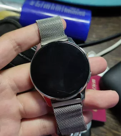 一加手表 银色 有划痕 贴膜可盖带充电器描...