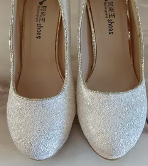 防水台白色高跟鞋，只穿了一次拍照用，有轻微...