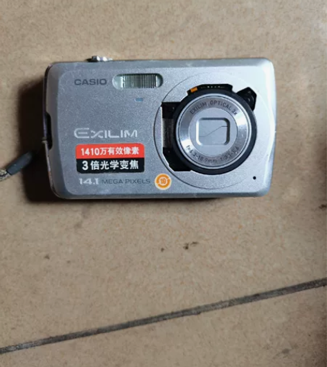 卡西欧数码相机z73开机屏坏，实物拍摄成色...