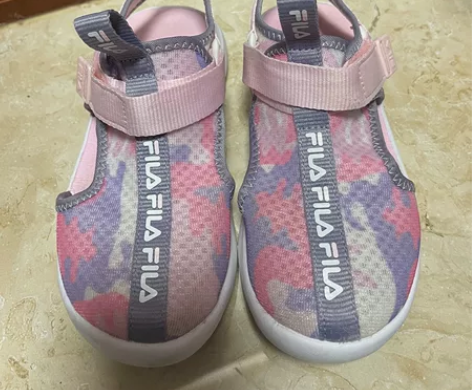 斐乐儿童凉鞋，新旧如图。盒子也在，12.5...