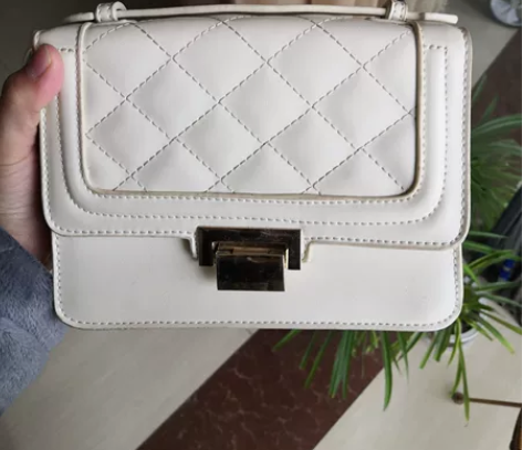 ?米白色链条包，九成新，肩带可调节。感兴趣...