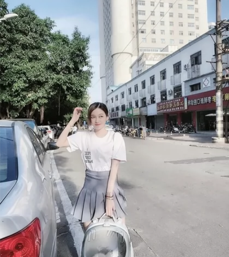 百褶裙好面料！s码买的时候200多 感兴趣...