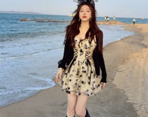 重工绑带女神碎花短裙V领收腰吊带蓬蓬裙20...