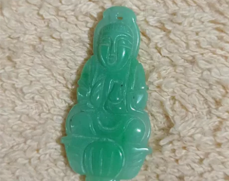 翡翠玉雕菩萨吊坠，手工制作，玉质润滑，细节...
