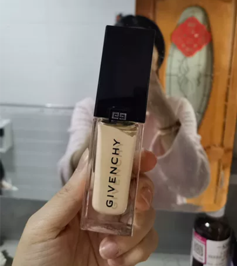 纪梵希粉底，一本没有使用，但是盖子掉地上摔...