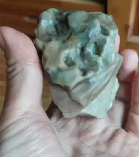 戈壁大牙石一个!包浆好,绿色牙不多见,想入...