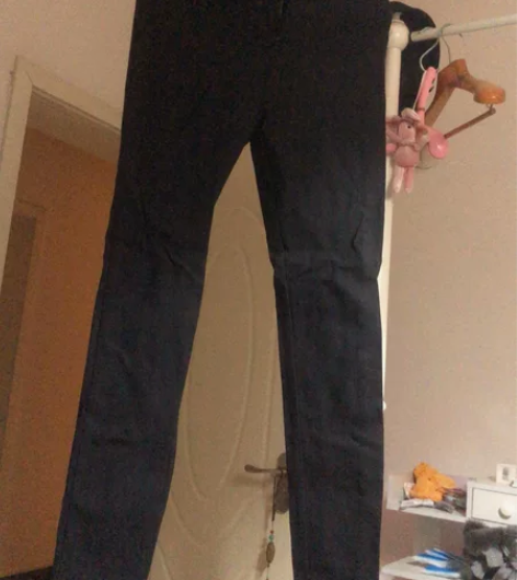 黑色两颗扣子牛仔裤，有松紧弹力，L码 感兴...