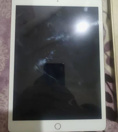 自己个人平板，使用俩年，有使用痕迹无磕碰，...