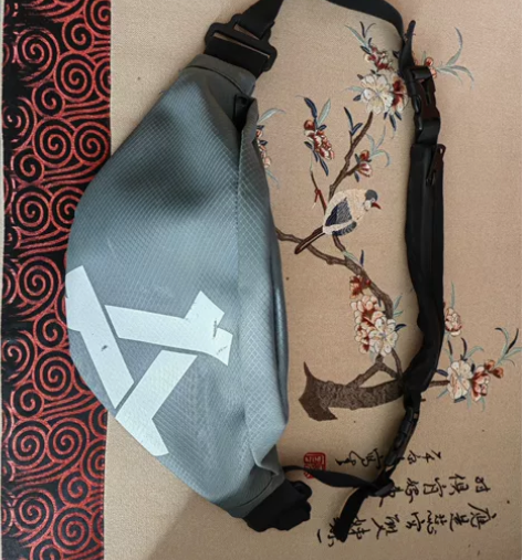 i潮牌个性胸包iins潮女运动户外机能挎包...