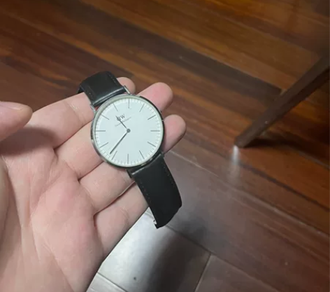 dw男士手表，正品，表盘左上角一个很小的磕...