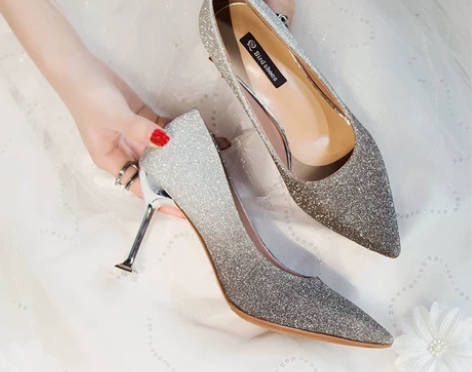 婚鞋女2018新款春季尖头亮片婚纱伴娘银色...