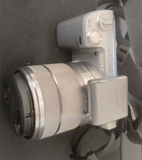 索尼单反像机加专配长镜头 感兴趣的话点“我...