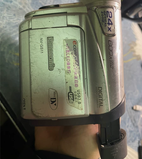 松下磁带录像机摄像机，型号NV-GS11。...