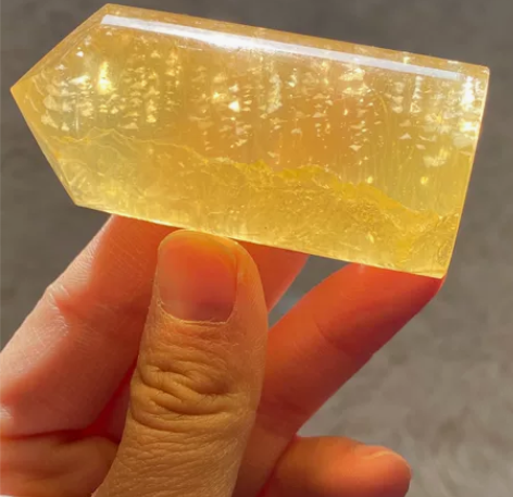 天然黄云母萤石圆柱 尺寸:70×31mm蜂...