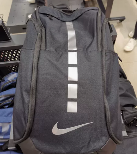 Nike 精英篮球包，巨大的一个包，轻松装...