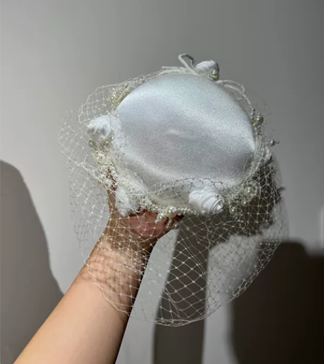 玫瑰花珍珠复古遮面法式优雅网纱小礼帽白色缎...
