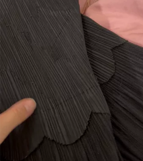 半袖连衣裙，妈妈买的，半透明的袖子很遮大粗...