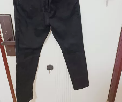 1.直筒小脚牛仔裤，保证全新 2.臀围27...