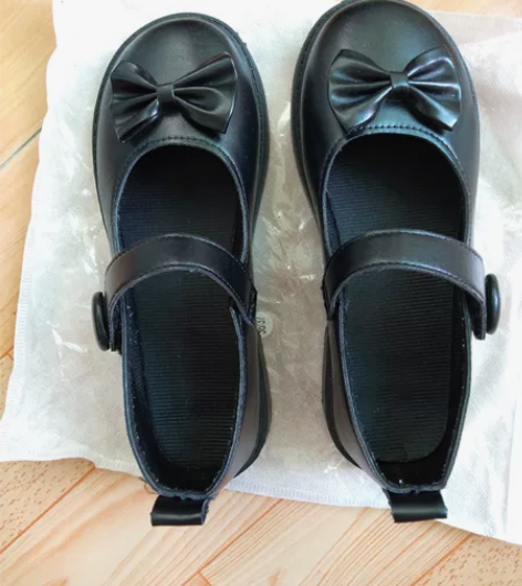 娃娃鞋，穿过一次就是拍照用，就是底部有点脏...