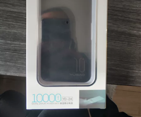 全新没拆封，10000 毫安充电宝，有两个...