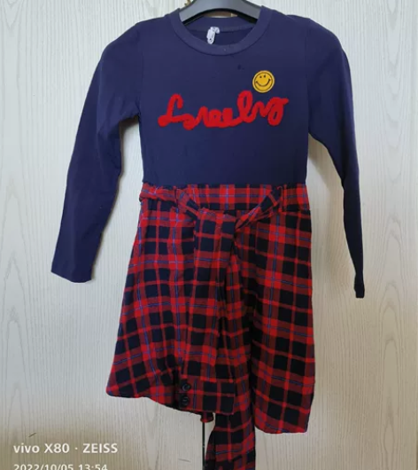 女童全棉卫衣裙，搭配红黑格子，与胸前红色毛...