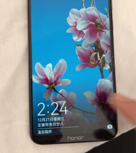 荣耀play，6+128g内存，搭载麒麟9...
