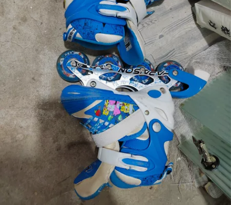 30-34码可调节旱冰鞋。单排滑轮鞋。只穿...