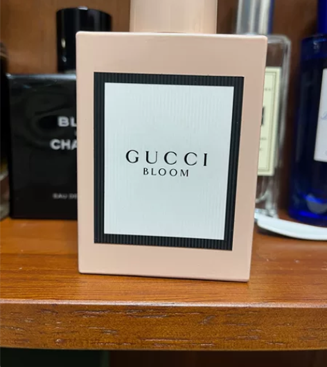 香水,拆封没用过,不是透明瓶子,剩余量拍不...