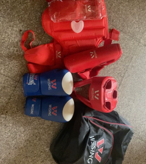 正品九日山护具两套，没有穿过，全新，两套一...