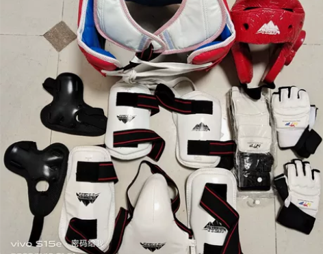 九成新跆拳道护具八件套，适合110~140...