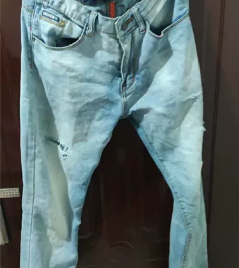 浅蓝牛仔裤，29码 感兴趣的话点“我想要”...