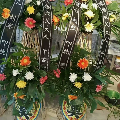 花篮一个65元，同城买4个，近处可免费送货...